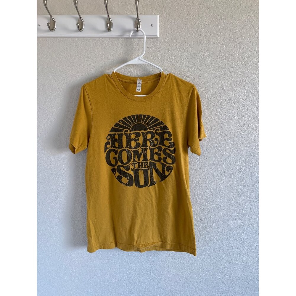 Here Comes the Sun Mustard Yellow Womens Graphic Tee Shirt Size Medium